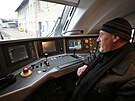 Kabina pro strojvedoucho je velk, se spoustou msta. Vhled je vak zk, s...