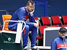 Adam Pavlásek sleduje své spoluhráe pi tréninku ped kvalifikací Davis Cupu s...