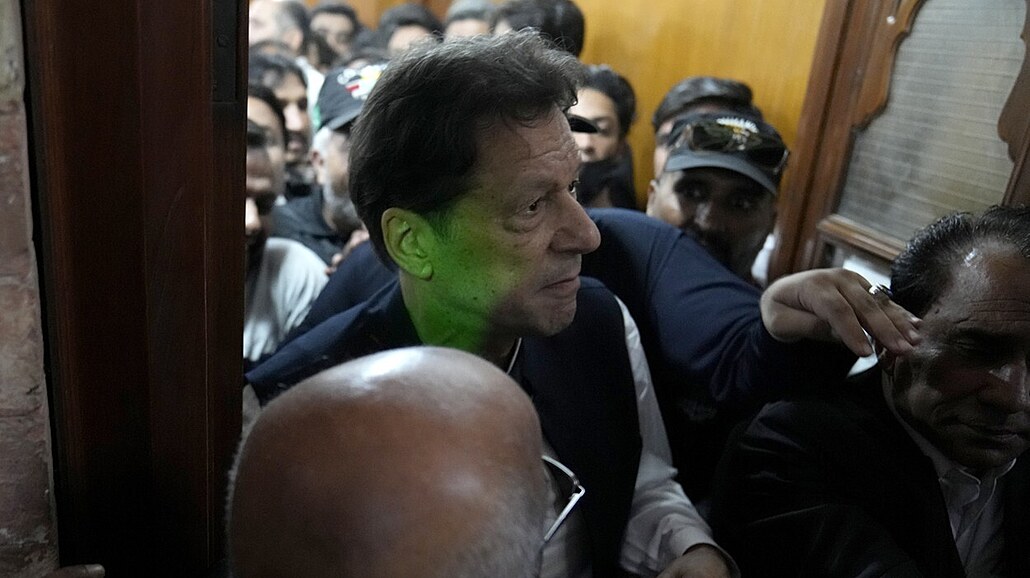 Pákistánský soud odsoudil expremiéra Imrana Chána a jeho manelku ke 14 letm...
