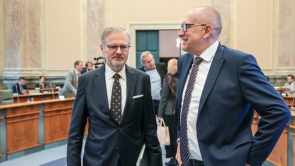 Premiér Petr Fiala a ministr kolství Mikulá Bek ped jednáním vlády 31. ledna...
