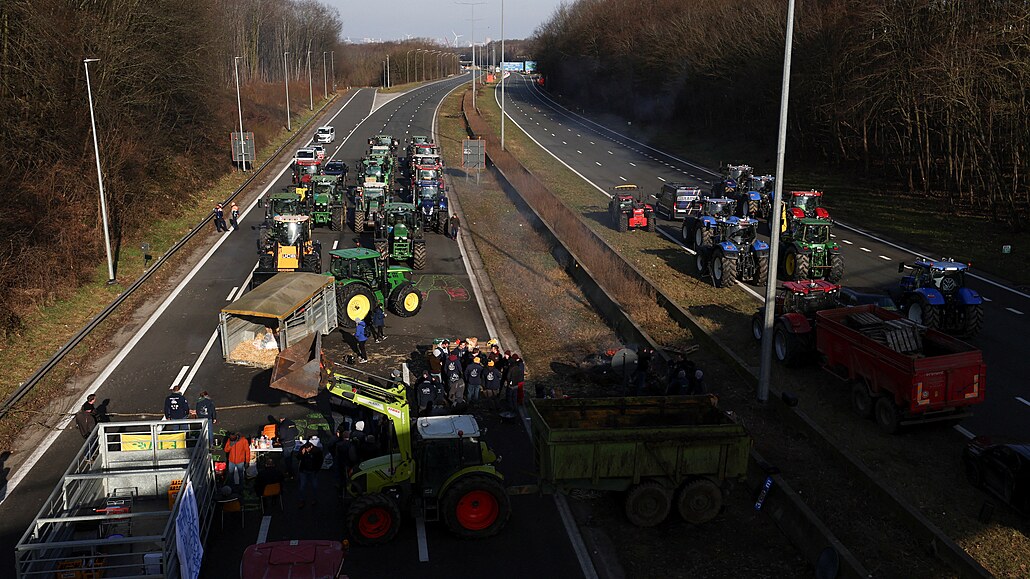 Belgití zemdlci blokují svými traktory bruselský okruh. (29. ledna 2024)