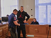 Obalovaný Adam Zelinka pichází do soudní sín v doprovodu eskorty. (30. ledna...