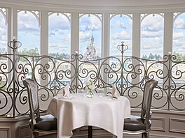 Souástí hotelu Disneyland je také Castle Club, který poskytuje speciální...
