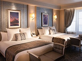 Disneyland Hotel Superior Room nabízí relaxaní elegantní prostor v modrých a...