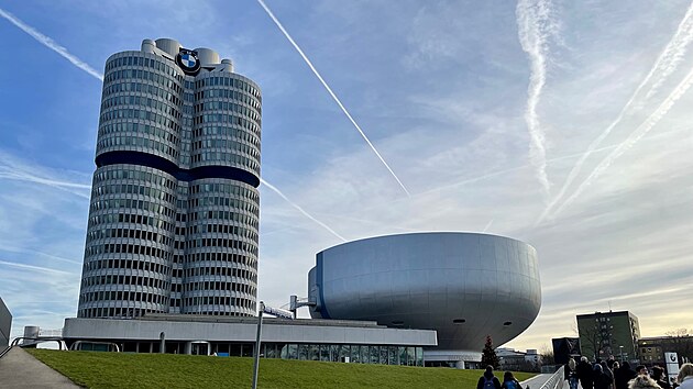 sted automobilky BMW s muzeem je oceovanou stavbou z potku 70 let. Architekt Karl Schwanzer se nechal inspirovat tymi vlci spalovacho motoru.