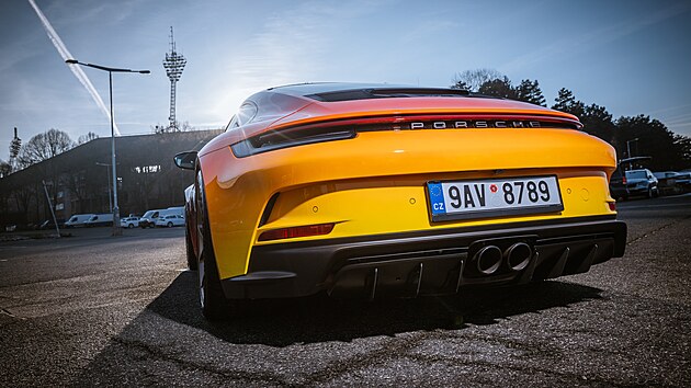 Vtvarnk Jan Kalb upravil Porsche 911 GT3 Touring v umleckm projektu KodlContemporary. Prvky interiru vytvoil umleck skl Luk Novk.