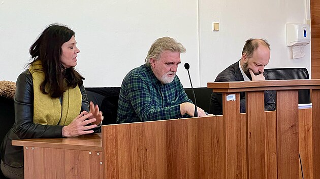 Advok�t V�clav L�ska (zcela vpravo) a �alobce Ji�� Huli�ka (uprost�ed) v jednac� s�ni Krajsk�ho soudu v �st� nad Labem. (30. ledna 2024)