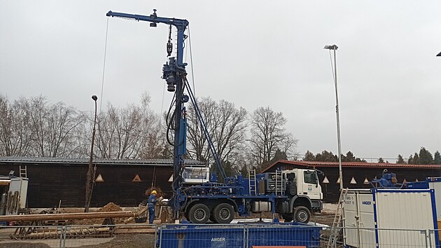 Vrtn� souprava v are�lu Ji��kov�ch kas�ren v Litom��ic�ch za�ala hloubit dva pr�zkumn� vrty kv�li geoterm�ln� energii.