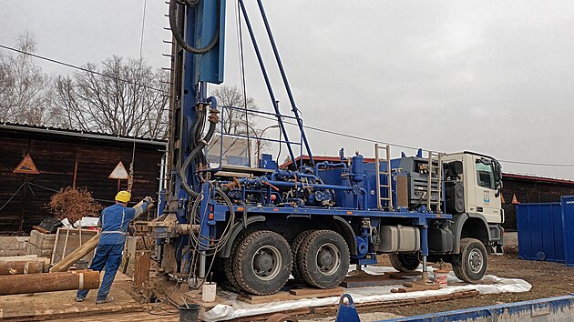 Vrtn� souprava v are�lu Ji��kov�ch kas�ren v Litom��ic�ch za�ala hloubit dva pr�zkumn� vrty kv�li geoterm�ln� energii.