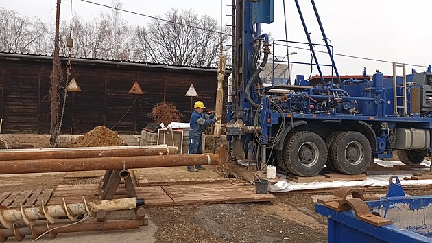 Vrtn� souprava v are�lu Ji��kov�ch kas�ren v Litom��ic�ch za�ala hloubit dva pr�zkumn� vrty kv�li geoterm�ln� energii.
