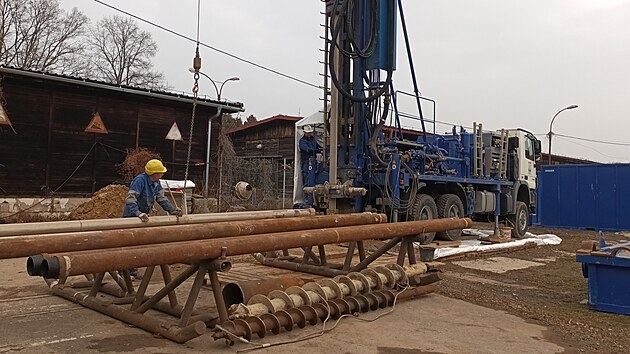 Vrtn� souprava v are�lu Ji��kov�ch kas�ren v Litom��ic�ch za�ala hloubit dva pr�zkumn� vrty kv�li geoterm�ln� energii.