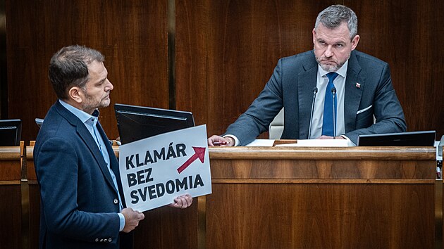 Ldr hnut Slovensko Igor Matovi (vlevo) a pedseda slovenskho parlamentu Peter Pellegrini, kter vede i stranu Hlas-SD, na snmku z Nrodn rady. (25. ledna 2024)