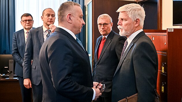Prezident Petr Pavel se na adu vldy zdrav s ministrem prmyslu a obchodu Jozefem Sikelou na adu vldy 31. ledna 2024.