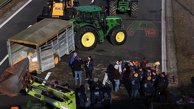 Belgit zemdlci blokuj svmi traktory bruselsk okruh. (29. ledna 2024)