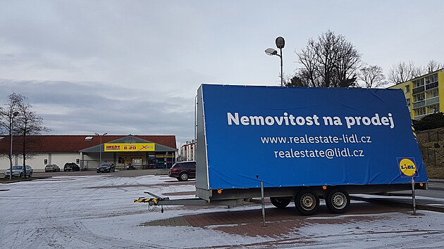 Lidl p�ed t�emi lety svoji b�valou prodejnu v L�nech pronajal �et�zci se zahradn� technikou. Te� je nemovitost na prodej.