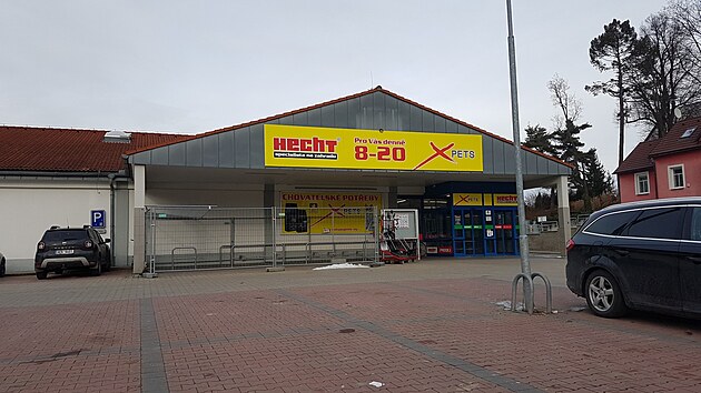 Lidl p�ed t�emi lety svoji b�valou prodejnu v L�nech pronajal �et�zci se zahradn� technikou. Te� je nemovitost na prodej.