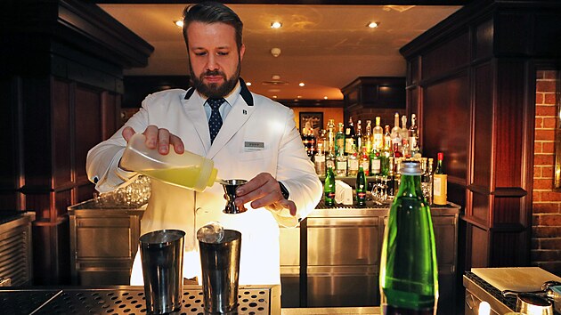 Barman Vtzslav Cirok v Bechers Bar Grandhotelu Pupp prezentoval ppravu a namchn svho novho koktejlu bez alkoholu nazvanho Such, kter jak u je z nzvu patrn, vymyslel u pleitosti kampan Suchej nor.