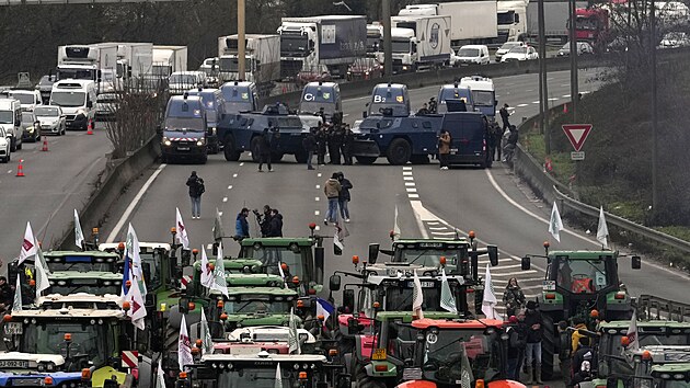 Farmi blokuj vjezd na francouzsk trh Rungis, policie proti nm najela v obrnnch vozech. (31. ledna 2024)