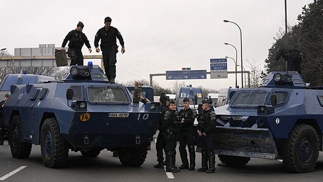 Farmi blokuj vjezd na francouzsk trh Rungis, policie proti nm najela v obrnnch vozech. (31. ledna 2024)