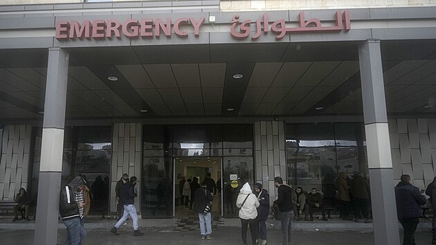 Izraelt vojci pevleen za muslimsk eny a lkae vtrhli do nemocnice Ibn Sn ve mst Dann. (30. ledna 2024)