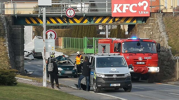 Nkladnmu automobilu se pi podjdn viaduktu v Klatovech strhl nvs, kter spadl na protijedouc osobn auto. V nm cestovali dva lid, jeden z nich na mst zemel.
