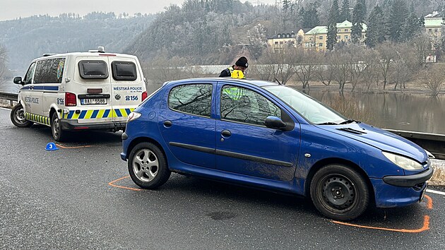 Ve Vraném nad Vltavou došlo k čelnímu střetu osobního vozu s dodávkou Městské policie (30. ledna 2024)