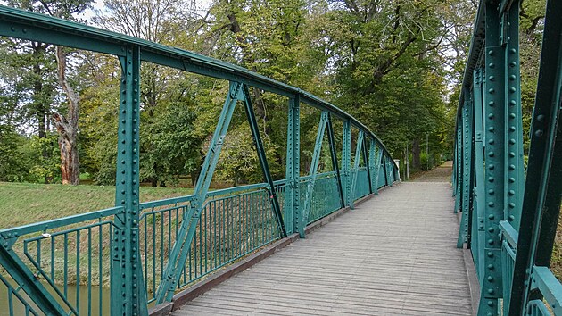 I tento ocelov most v zmeckm parku byl v dubnu 1945 pokozen. Natst ne...