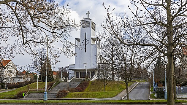 Roztylsk�m n�m�st�m, jemu� na vyv��en� stran� dominuje kostel svat� Ane�ky �esk� a z n�ho� se rozb�h� s� drobn�ch ulic i paraleln� hlavn� t��dy.