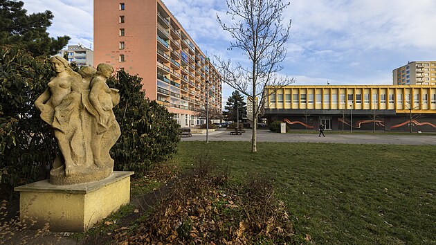 T�i Gr�cie. Souso�� t�� �en z ho�ick�ho p�skovce, kter� se nach�z� u OC Kv�t, vytvo�il socha� Franti�ek H�ckel v roce 1984. Je typickou uk�zkou socialistick�ho um�n� ve ve�ejn�m prostoru.