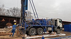 Vrtná souprava v areálu Ji�íkových kasáren v Litom��icích za�ala hloubit dva...