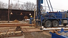 Vrtná souprava v areálu Ji�íkových kasáren v Litom��icích za�ala hloubit dva...
