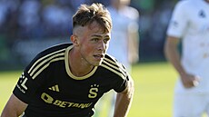 Fotbalista Michal �ev�ík v dresu Sparty.