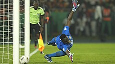 Senegalský gólman Edouard Mendy se marn natahuje po stele Nicolase Pepe z...