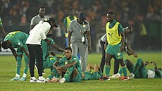 Fotbalisté Senegalu po vyazení v osmifinále Afrického poháru. V bílé mikin...