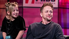 Tomá� Klus s dcerou Josefínou v po�adu 7 pád� Honzy D�dka