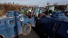 To u bylo moc. Farmái zkusili zablokovat obí trh v Rungis, policie zatýkala