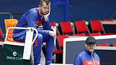 Adam Pavlásek sleduje své spoluhráe pi tréninku ped kvalifikací Davis Cupu s...