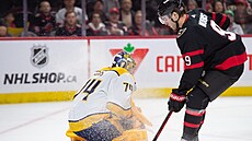 Juuse Saros �elí v brán� Nashville Predators nájezdu Joshe Norrise z Ottawa...