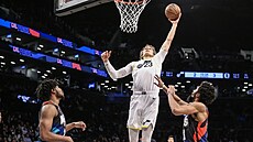 Lauri Markkanen (23) z Utah Jazz zakonuje na ko Brooklyn Nets.