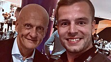 Mladý rozhodí Karel Rouek u díve se zvnil s bývalým populárním, ale echy...