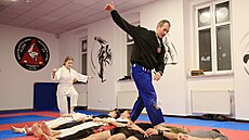 Instruktor Petr Gabriel  (na snímku v �erném)  vede výcvik zájemc� o sebeobranu...