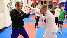 Instruktor Petr Gabriel (na snímku v �erném) vede výcvik zájemc� o sebeobranu v...