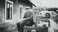 Strojvedouc� Viktor Leitgeb na lavicov� drez�n� u str�n�ho domku v Moravsk�m P�sku, za Ferdinandkou je vid�t cukrovar. GPS: 48.9760250N, 17.3144275E