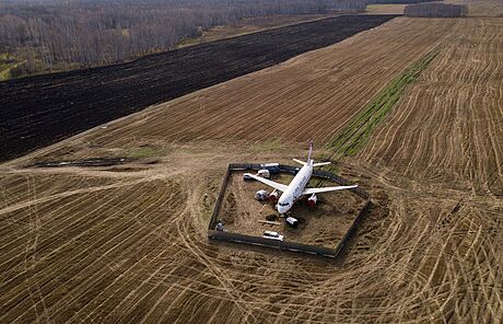 Airbus A320 spolenosti Ural Airlines na poli u Novosibirsku (13. íjna 2023)
