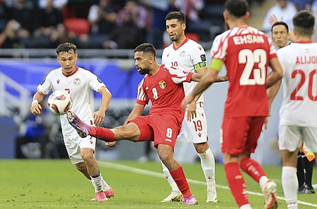 Ali Olían z Jordánska v utkání proti Tádikistánu.