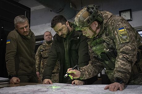 Volodymyr Zelenskyj a Oleksandr Syrskyj studují v Kupjansku mapu bojit. (30....