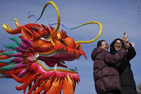 Peking v tchto dnech zdobí dekorace draka