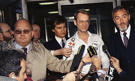 Bernhard Goetz (vlevo) se svým právníkem Barrym Slotnickem odpovídá novinám...