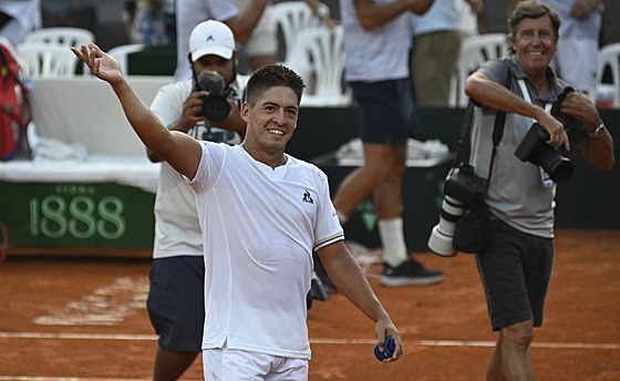 Argentinský tenista Sebastián Báez oslavuje postup v Davis Cupu.
