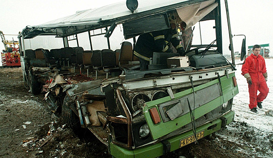 Nehoda u obce Stedokluky 2. února 1999. Na míst tehdy zemelo sedm lidí,...